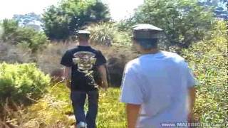 Branlette au calme entre deux jeunes hommes