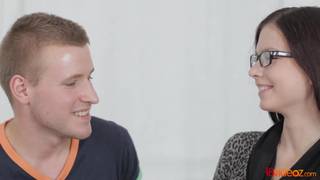 Deux jeunes acteurs vont se lécher. Deux jeunes acteurs vont se lécher.