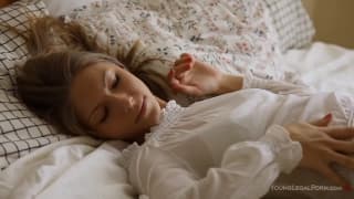 Cette jeune fille est venue montrer qu'elle sait se masturber Cette jeune fille est venue montrer qu'elle sait se masturber