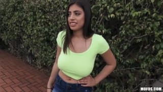 Ella Knox s'éclate dans le jardin avec joie Ella Knox s'éclate dans le jardin avec joie