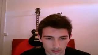 Ce jeune homme brun touche bien sa queue Ce jeune homme brun touche bien sa queue