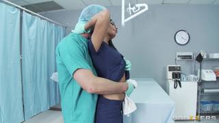 Docteur et infirmier baise en salle de consult Docteur et infirmier baise en salle de consult