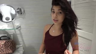 Brune qui va écarter les jambes dans le lit Brune qui va écarter les jambes dans le lit