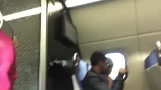Elle se masturbe discrètement dans le train