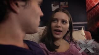 Lana Rhodes regarde du porno et elle se fait b