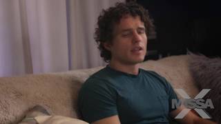 Belle femme brune va nous faire une show Belle femme brune va nous faire une show