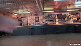 Alyssa Kent bien baisée dans le bat