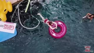 Lola et son amie Lana baisent sur les rochers Lola et son amie Lana baisent sur les rochers