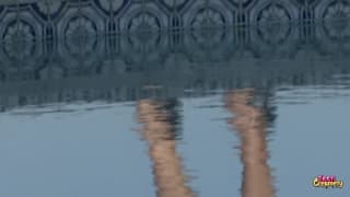 Une belle métisse se dandine devant la caméra