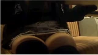 Du doigté délicat sous la table à admirer Du doigté délicat sous la table à admirer