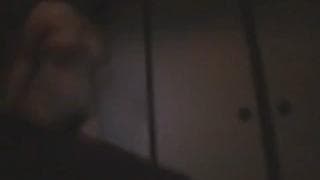 Chatte bien poilue qu'il compte limer !