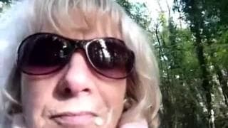 Au bord de la forêt, elle va bien le sucer ! Au bord de la forêt, elle va bien le sucer !