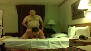 Ces deux bear adorent se tripoter la bite