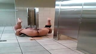 Un mec qui n'a pas peur se gode aux toilettes Amateurs, TTBM, Branlette, Webcam Gay, Anal, Fetichiste, DILF, Dogging, Bareback