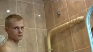 Ce jeune homme va avoir droit à une branlette Ce jeune homme va avoir droit à une branlette