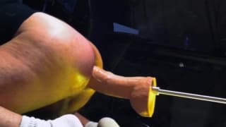 Anal profond avec ce dildo bien imposant !