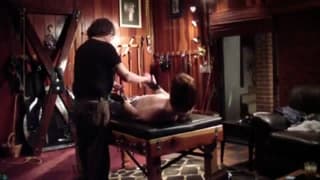 Transsexuelle reçoit la punition du vieux