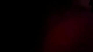 Brunette qui est filmée pendant qu'elle suce