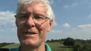 Il aime bien tomber les fringues dehors