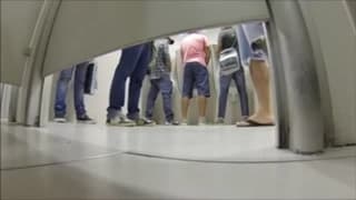 Branlette au calme dans des toilettes publiques Branlette au calme dans des toilettes publiques