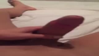 Avec le téléphone elle filme sa branlette !