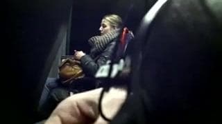Ce mec amateur touche sa bite dans le bus