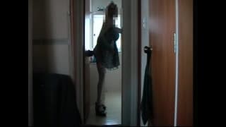 Travesti colle le gode au mur et fait levrette