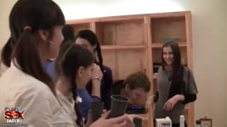 Les étudiants se livrent à une orgie après un examen Les étudiants se livrent à une orgie après un examen