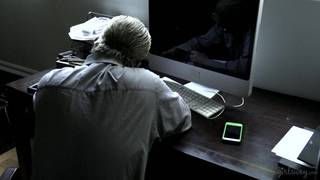 Lesbiennes chaudes mangeant de la chatte orgie à trois