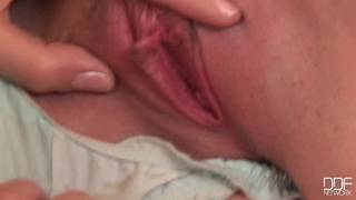 Couple de filles prêtes à baiser ensemble dans la maison Couple de filles prêtes à baiser ensemble dans la maison