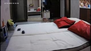 Clair le suce doucement et le chevauche à mort