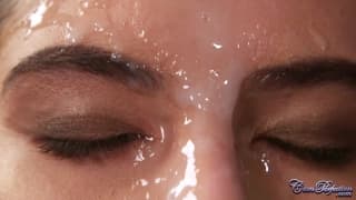 Une belle brune suce et se prend une faciale Une belle brune suce et se prend une faciale