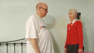 Blonde en tenue étudiante va sucer un homme Blonde en tenue étudiante va sucer un homme