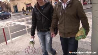 Fleurs et baiser pour une petite amie teen Fleurs et baiser pour une petite amie teen
