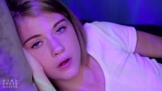 Hannah Hays suce et ce caresse le corps Hannah Hays suce et ce caresse le corps