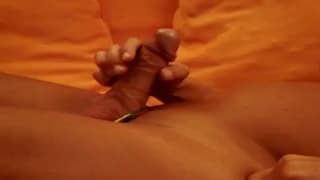 Un mec profite de sa bite au lit devant une cam Un mec profite de sa bite au lit devant une cam