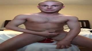 Il a tous les jouets sexuels qu'il faut ! Il a tous les jouets sexuels qu'il faut !