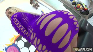 Layla Love se fait enculer hardcore pour la première fois