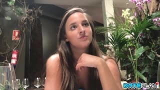 Après un resto, cette brunette se fait baiser dans un hôtel à Bali Après un resto, cette brunette se fait baiser dans un hôtel à Bali