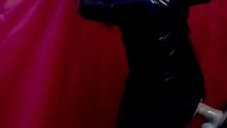 Tranny se met le dos cambré face à un gode et se le prend dans le cul