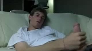 Jeune mec devant sa webcam chez lui !