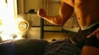 Mec musclé veut juste devenir dur sur caméra Mec musclé veut juste devenir dur sur caméra
