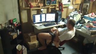 Un mec qui aime regarder du porno et se branler Un mec qui aime regarder du porno et se branler