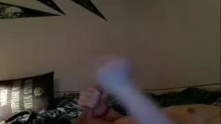 Travesti avec rouge à lèvre se masturbe devant la cam et éjacule Travesti avec rouge à lèvre se masturbe devant la cam et éjacule