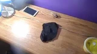 Mec blanc enfonce sa bite dans le gros cul d'une trans black