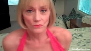 La GILF blonde aux gros nichons se fait pilonner La GILF blonde aux gros nichons se fait pilonner
