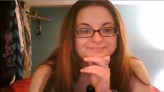 Devant la webcam, cette grosse se gode ! Devant la webcam, cette grosse se gode !