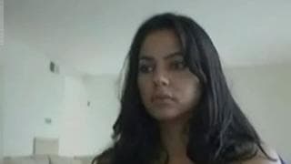 Teen se déshabille petit à petit et se caresse Teen se déshabille petit à petit et se caresse