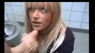 Plusieurs branlettes et pipes en public Plusieurs branlettes et pipes en public