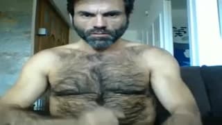 Dilf poilu se branle devant sa caméra pour vous Dilf poilu se branle devant sa caméra pour vous